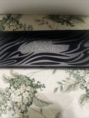 Sigma Beauty Untamed Eyeshadow Palette — Black & Gold Zebra Design